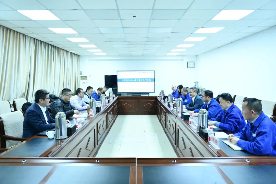 凌云股份总经理郑英军一行到北奔重汽交流合作