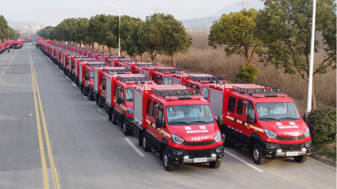 依维柯欧霸·雷霆越野四驱森林消防车成功交付！南京依维柯喜迎新年交车开门红！