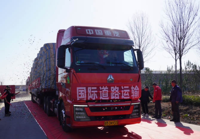 豪沃重卡助力圆鸿物流降本增效，打造跨境运力新标杆